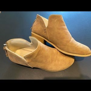 Tan size 8 women’s short boot